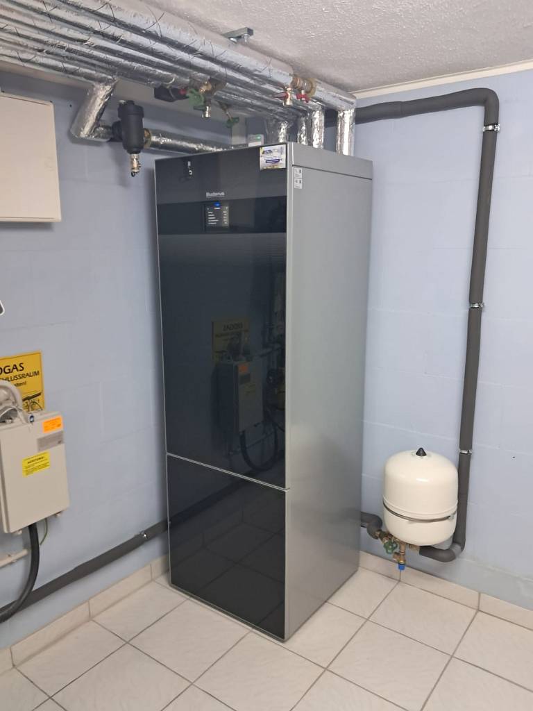 Buderus Luftwärmepumpe WLW 186-5 Ausführung als Tower , montiert in 06406 Bernburg © Solarzentrum Bernburg GmbH © Solarzentrum Bernburg GmbH