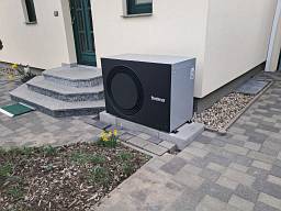 Buderus Luftwärmepumpe WLW 186-5 Ausführung als Tower , montiert in 06406 Bernburg © Solarzentrum Bernburg GmbH Buderus Luftwärmepumpe WLW 186-5 Ausführung als Tower , montiert in 06406 Bernburg © Solarzentrum Bernburg GmbH