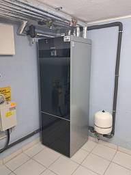 Buderus Luftwärmepumpe WLW 186-5 Ausführung als Tower , montiert in 06406 Bernburg © Solarzentrum Bernburg GmbH Buderus Luftwärmepumpe WLW 186-5 Ausführung als Tower , montiert in 06406 Bernburg © Solarzentrum Bernburg GmbH