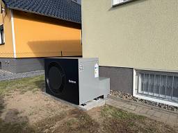Buderus Luftwärmepumpe WLW 186-7, mit Sonnentank 2.0 Evo, montiert in 39319 Jerichow © Solarzentrum Bernburg GmbH Buderus Luftwärmepumpe WLW 186-7, mit Sonnentank 2.0 Evo, montiert in 39319 Jerichow © Solarzentrum Bernburg GmbH